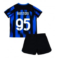 Inter Milan Alessandro Bastoni #95 Replika babykläder Hemmaställ Barn 2023-24 Kortärmad (+ korta byxor)